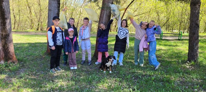 Krúžok Mladý kynológ - Deň Zeme - keď sme s deťmi vrámci dňa zeme boli zbierať odpadky. 