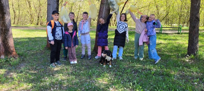 Krúžok Mladý kynológ - Deň Zeme - keď sme s deťmi vrámci dňa zeme boli zbierať odpadky. 